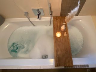 Sunday-Mood 🛀🏼
Mit dem Badewannen-Brett aus Eiche lässt es sich herrlich entspannen 💤🥰 
.
#albtisch #sunday #sundaymood☀️ #sundayvibes #badezimmer #badewanne #badezimmerideen #badezimmerdesign #badezimmerinspiration #eiche #badewannenbrett #badewannenzeit #massivholz #relax #entspannen #chill #bubblebath