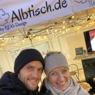 Schon in Weihnachtsstimmung?🎄
Wir durften schon bei einem Adventsmarkt mitwirken. Jedoch war das auch unser einziger Weihnachtsmarkt. Aber wenn Ihr noch nach einem einzigartigen Weihnachtsgeschenk 🎁 von Albtisch sucht, dann meldet Euch! 😊
.
#albtisch #weihnachtsmarkt #advent #weihnachten #geschenk #weihnachtsgeschenke #tischzuweihnachten #massivholz #baumscheibe #einzelstück #regional #vonhier #alb #schwäbischealb #tischle #zollernalbkreis #remsmurrkreis #nachhaltigkeit #nachhaltigegeschenke